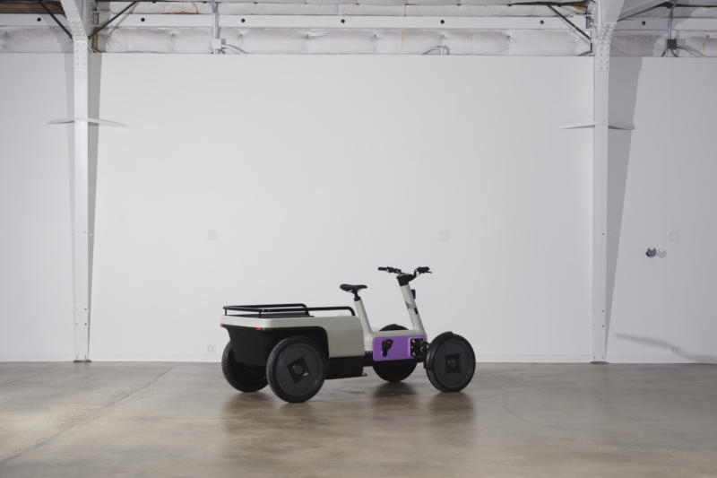 Rivian показала электровелосипед странного вида, его четырёхколёсную версию и передовой шлем