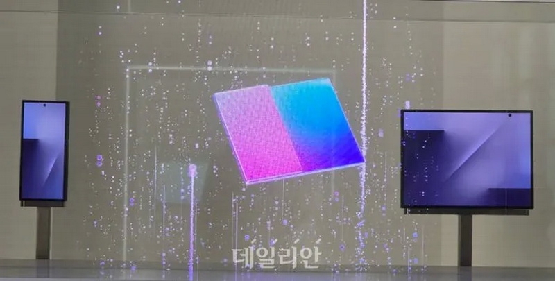 Samsung впервые живьём показала трёхстворчатый смартфон Galaxy Z TriFold, но ничего про него не рассказала