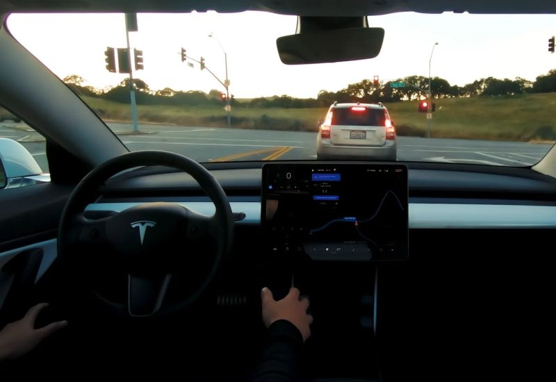 Tesla возродила режим автопилота Mad Max &mdash; самый агрессивный и склонный к мелким превышениям скорости