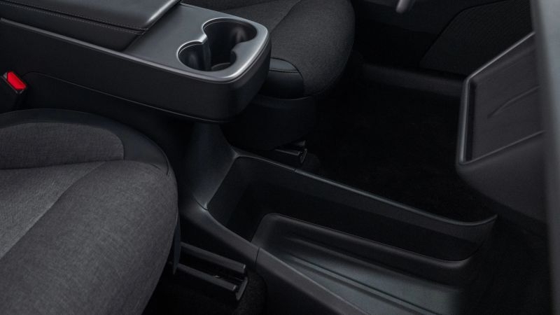 Упрощённые версии Tesla Model 3 и Model Y ради снижения цены лишились многих опций