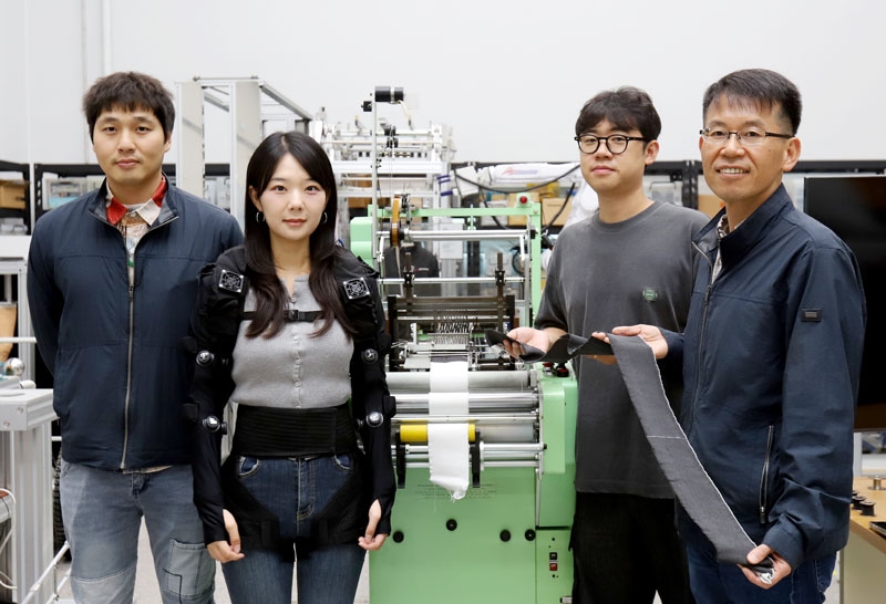 В Южной Корее показали костюм со встроенным экзоскелетом &mdash; робо-ткань готовы выпускать серийно