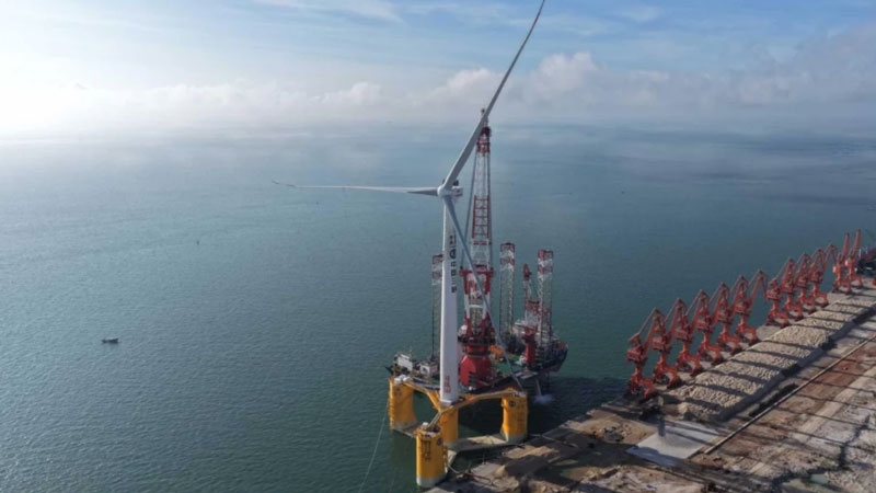 В Китае собрали крупнейший в мире плавучий ветрогенератор — его ротор охватывает площадь семи футбольных полей