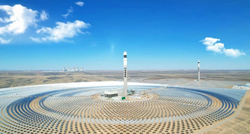 В Китае запущен первый в мире двухбашенный гелиоконцентратор с умным полем зеркал