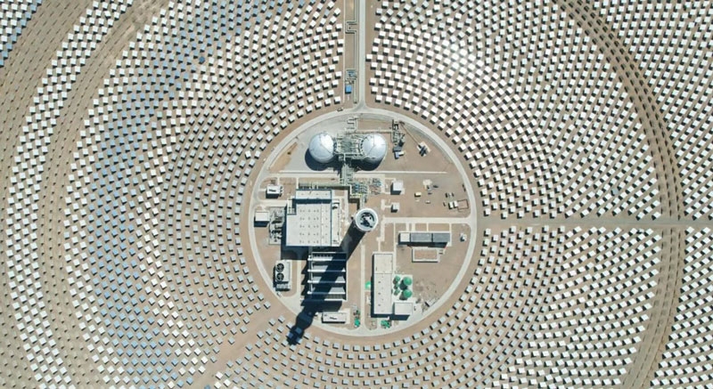 В Китае запущен первый в мире двухбашенный гелиоконцентратор с умным полем зеркал