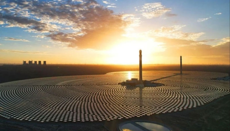 В Китае запущен первый в мире двухбашенный гелиоконцентратор с умным полем зеркал