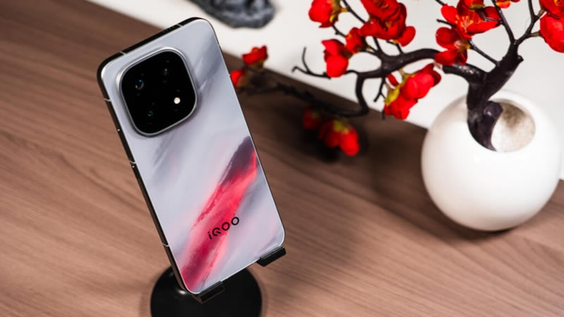 Владельцам iQOO 15 посоветовали не снимать заводскую защитную плёнку