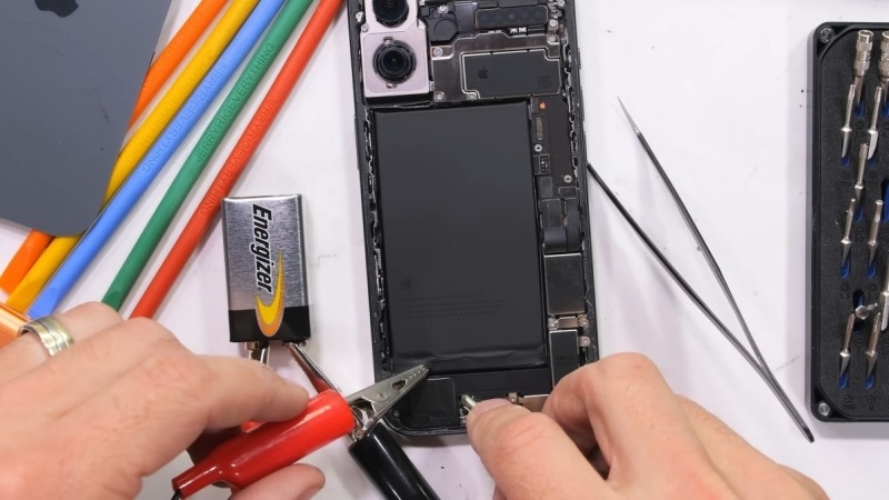 Блогер показал разборку iPhone 17 и рассказал, сколько стоит ремонт смартфона