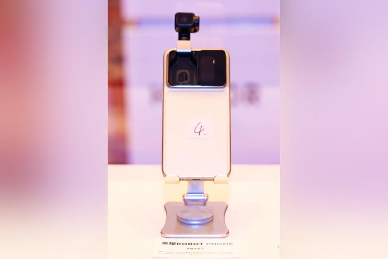 Honor живьём показала Robot Phone с камерой на роборуке &mdash; официальный анонс намечен на март