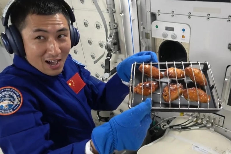 Китайцы первыми в мире приготовили куриные крылышки на орбите — на станции «Тяньгун» установили духовку