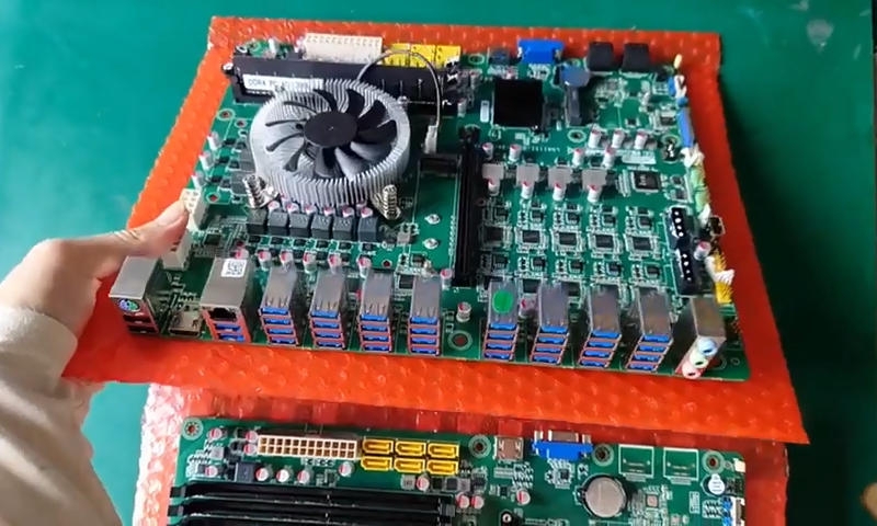 Материнская плата для телефонных спамеров показалась на фото — у неё 36 порта USB