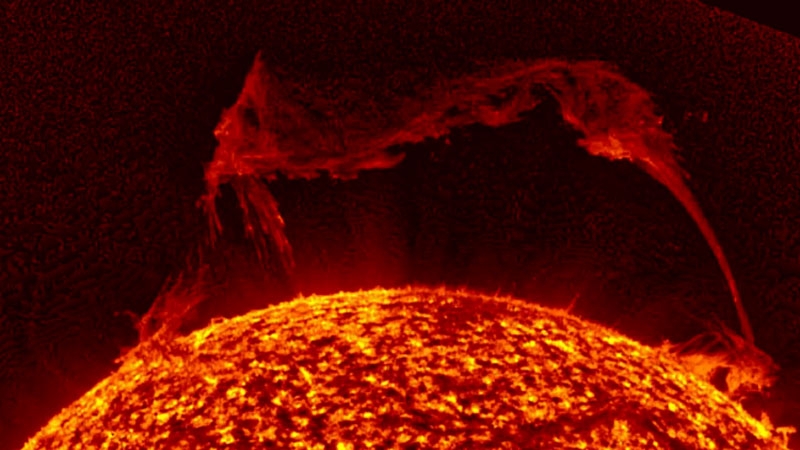 От Солнца оторвался гигантский протуберанец, который уже прозвали &laquo;Царём&raquo;