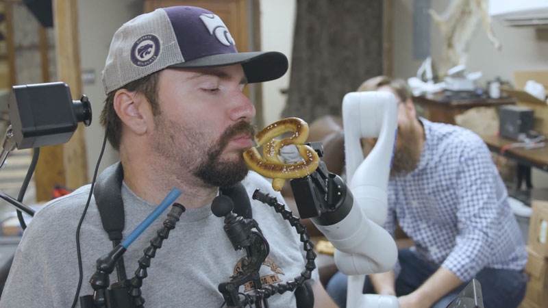 Парализованный пациент с чипом Neuralink научился управлять роборукой силой мысли