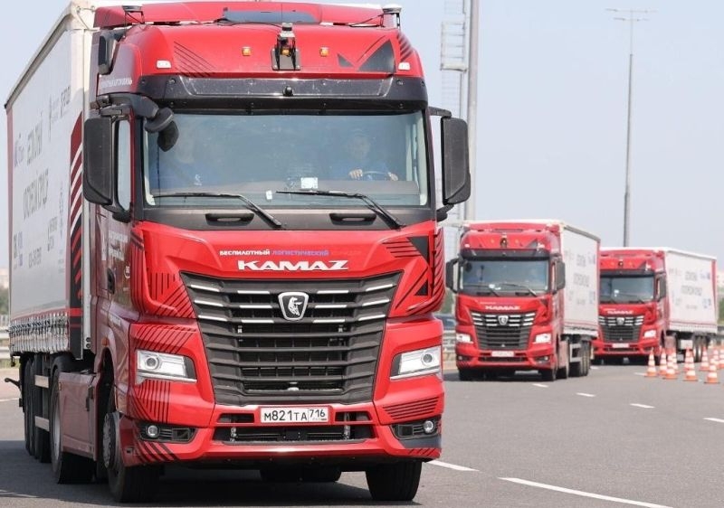 Стало известно, когда на дорогах России появятся беспилотные грузовики без людей в кабине