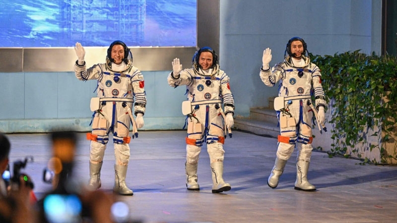 Три тайконавта и четыре мыши прибыли на орбитальную станцию &laquo;Тяньгун&raquo; &mdash; мыши там надолго не задержатся