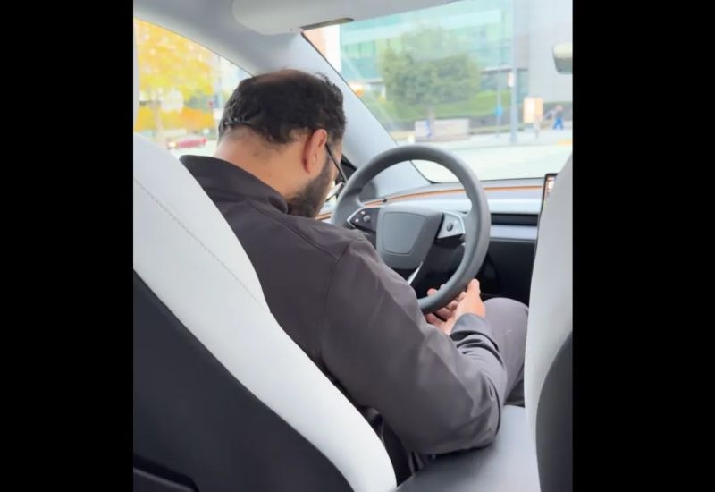 Видео: страхующий водитель роботакси Tesla задремал прямо за рулём