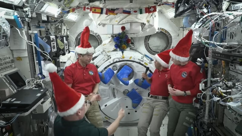Астронавты NASA и JAXA передали рождественские пожелания с МКС