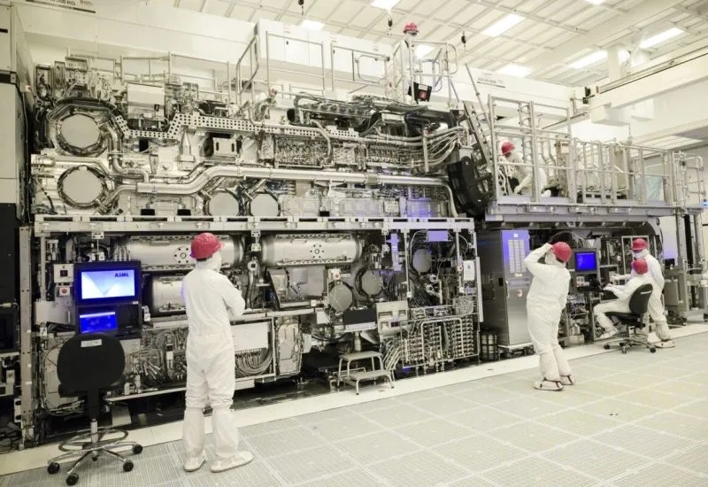 Бывшие инженеры ASML тайно построили в Китае прототип EUV-литографа — он работает, но чипы пока не делает