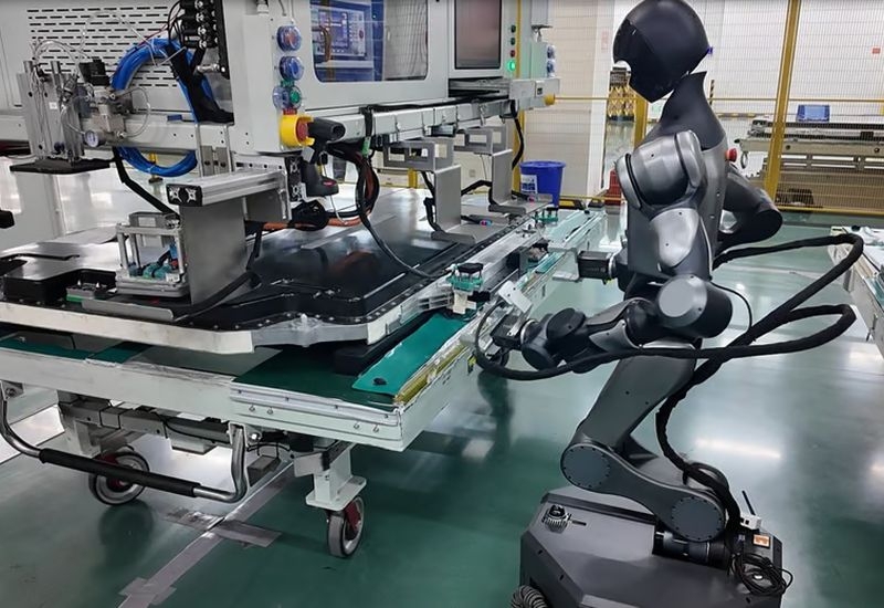 CATL внедрила человекоподобных роботов на сборке тяговых батарей