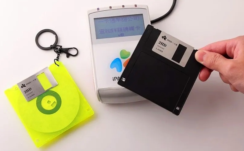 Эксплуатация ностальгии &mdash; на Тайване выпустили платёжную карту в виде 3,5-дюймовой дискеты в масштабе 1:1