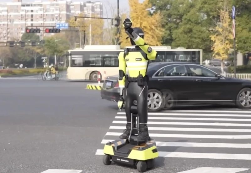 На дорогах Китая появились роботы-регулировщики и машины, понимающие их жесты