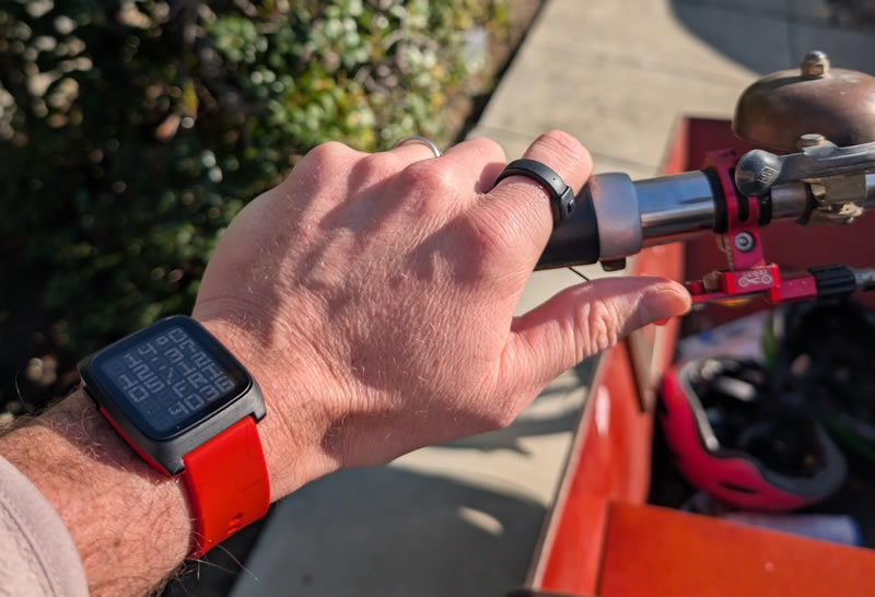 Pebble представила Index 01 — умное кольцо с кнопкой, которое запишет и не даст забыть удачную мысль