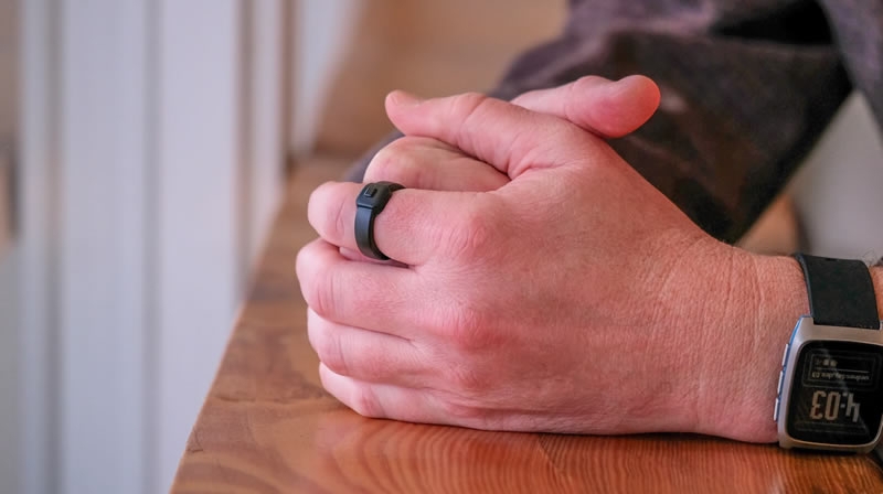 Pebble представила Index 01 — умное кольцо с кнопкой, которое запишет и не даст забыть удачную мысль