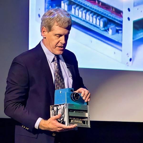 Первой цифровой камере Kodak исполнилось 50 лет &mdash; она весила 3,6 кг и работала от 16 батареек