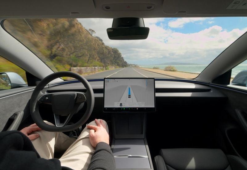 После обновления Tesla разрешила водителям писать SMS на ходу — полиция по-прежнему против