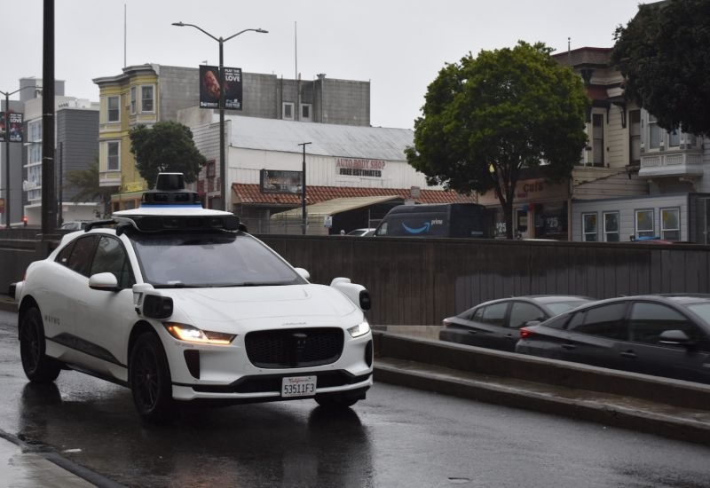 Роботакси Waymo в экстренных ситуациях полагаются на людей, которым платят до $80 за разовую помощь