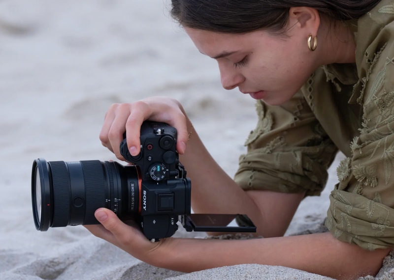 Sony представила A7 V — свою первую полнокадровую камеру с частично-стековым сенсором и бесшумной съёмкой 30 кадров/с за $2900