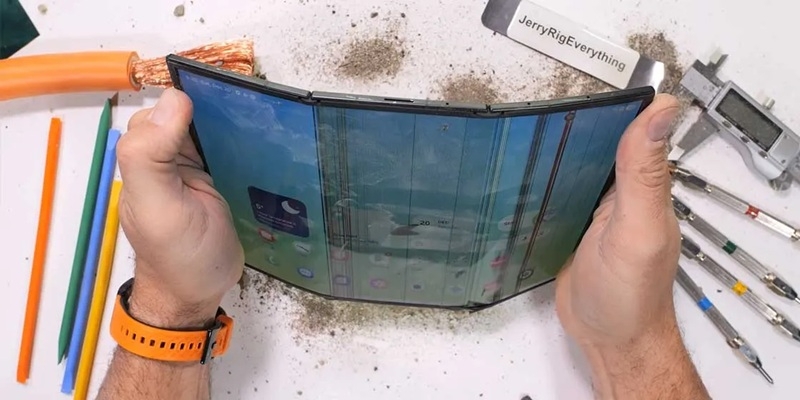 Трёхстворчатый складной смартфон Samsung Galaxy Z TriFold провалил тест на изгиб