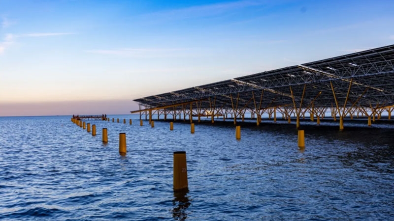 В Китае к сети подключили крупнейшую в мире морскую солнечную электростанцию &mdash; она обеспечит 1 ГВт