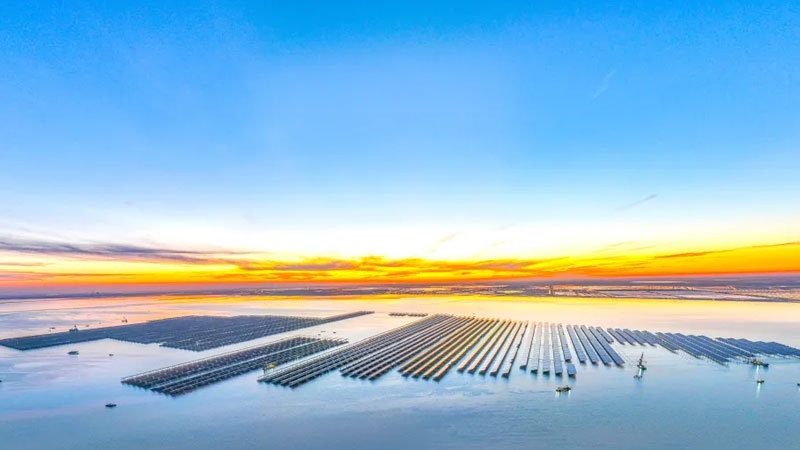 В Китае к сети подключили крупнейшую в мире морскую солнечную электростанцию &mdash; она обеспечит 1 ГВт