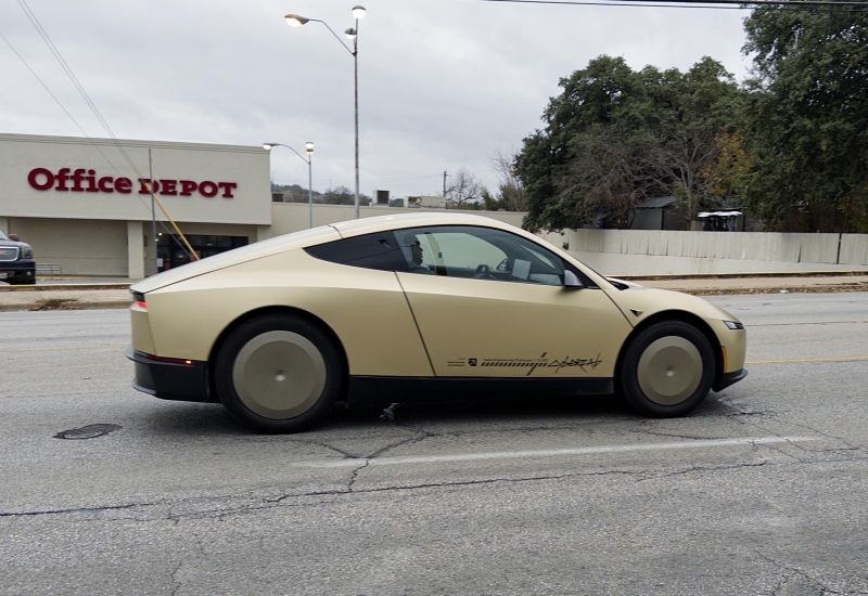 В Техасе &laquo;засветилась&raquo; пара прототипов роботакси Tesla Cybercab &mdash; пока что с рулевым колесом и водителем