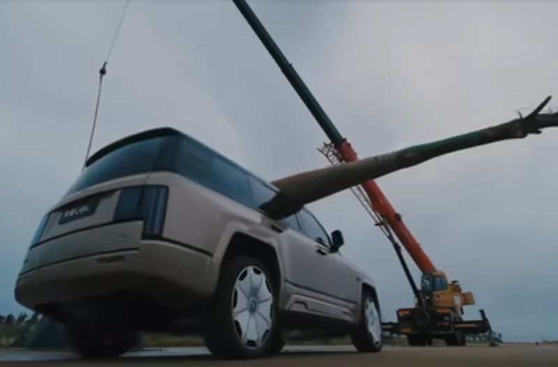 Видео: BYD «избила» крышу флагманского внедорожника YangWang U8L двухтонным деревом