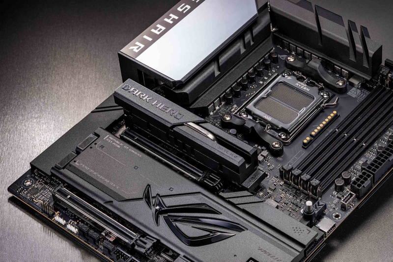 Asus представила плату&nbsp;ROG Crosshair X870E Glacial с огромным экраном и скрытыми PCIe, а также&nbsp;ROG Crosshair X870E Dark Hero