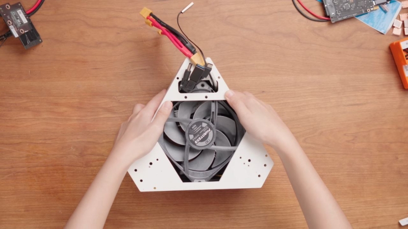 Китаянка собрала универсальную игровую консоль 3-в-1 &mdash; PS5, Xbox Series X и Switch 2 в компактном корпусе