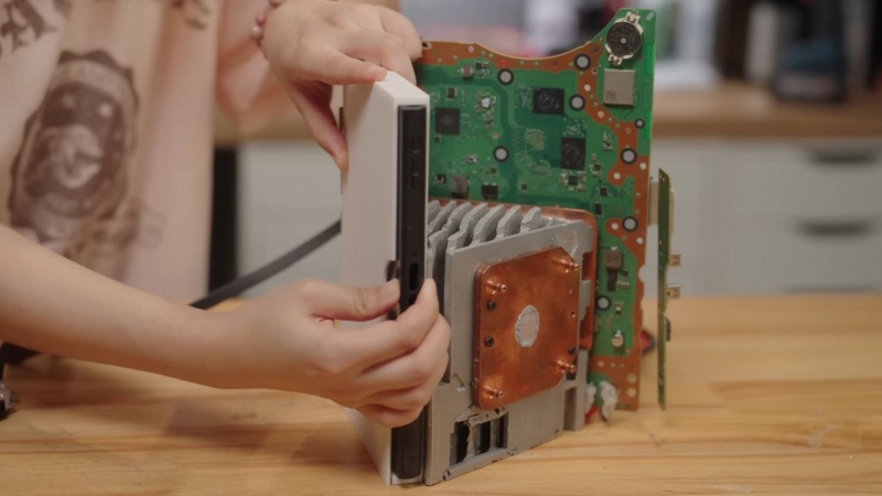 Китаянка собрала универсальную игровую консоль 3-в-1 &mdash; PS5, Xbox Series X и Switch 2 в компактном корпусе