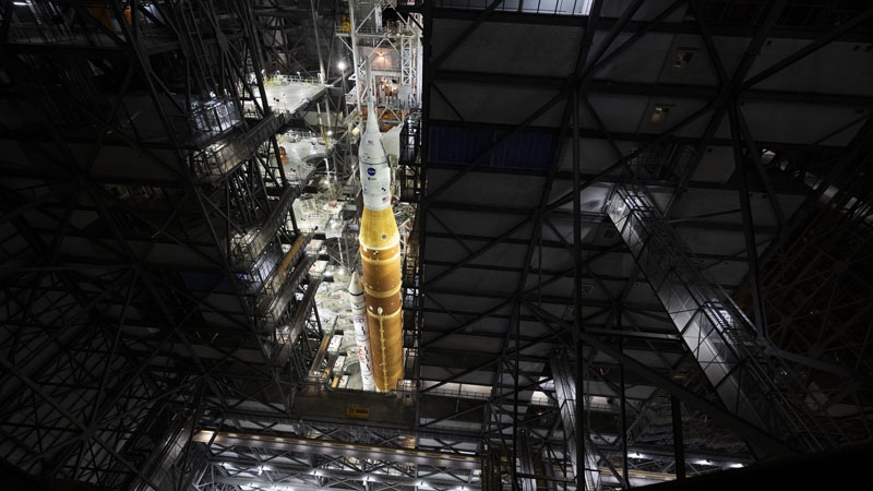 Мегаракета NASA SLS начала путь к стартовой площадке &mdash; впереди первый за полвека облёт Луны людьми