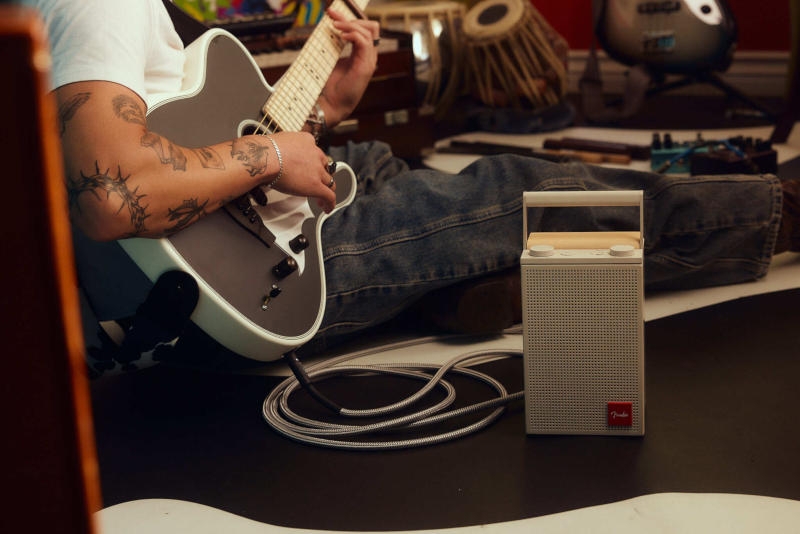 Производитель легендарных электрогитар Fender представил свои первые беспроводные наушники и колонки