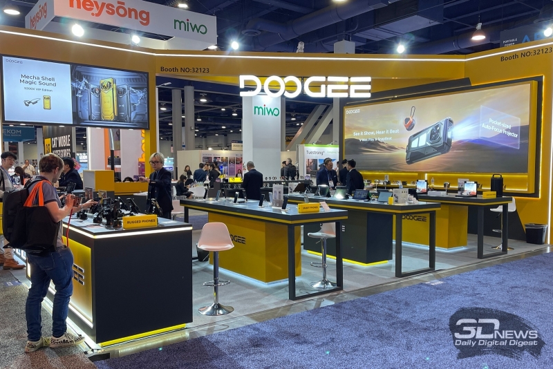 Репортаж со стенда Doogee на CES 2026: защищённые и классические смартфоны с ИИ и большими батареями