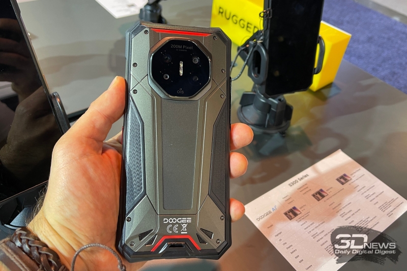 Репортаж со стенда Doogee на CES 2026: защищённые и классические смартфоны с ИИ и большими батареями