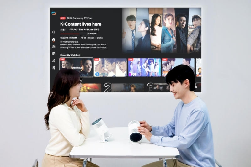 Samsung анонсировала портативный проектор Freestyle Plus — он вдвое ярче предыдущей модели, хотя в люменах как будто нет