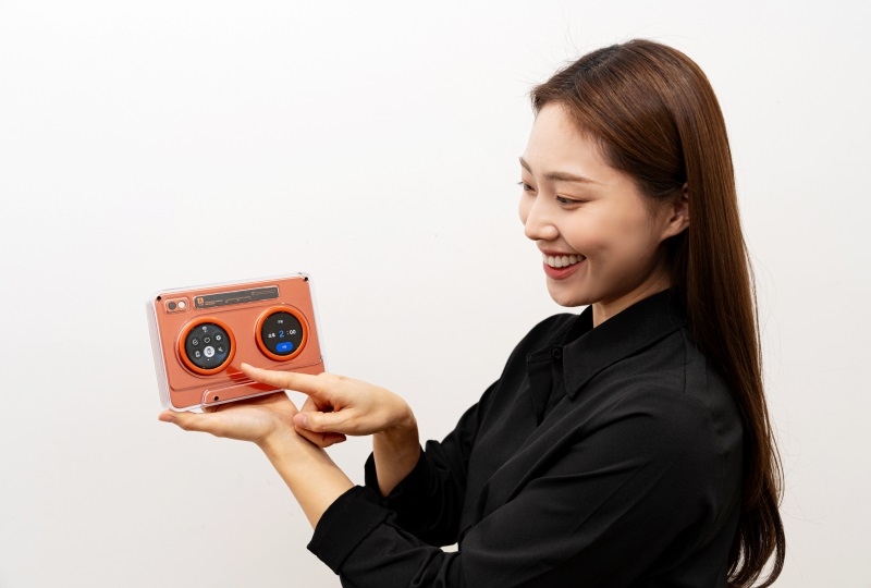 Samsung показала загадочные устройства в виде кассеты и проигрывателя пластинок с OLED и ИИ