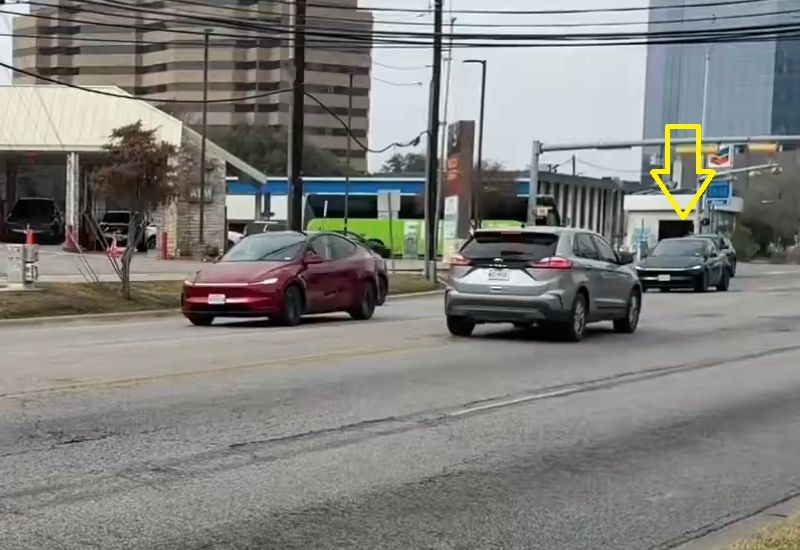 Tesla не оставила роботакси без страхующих водителей — их пересадили в соседние машины