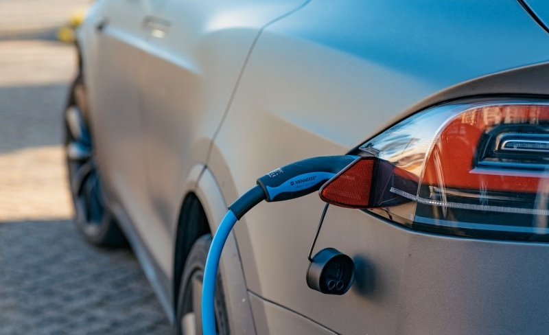 В 2025 году электромобили впервые обогнали по продажам автомобили с ДВС в Европе