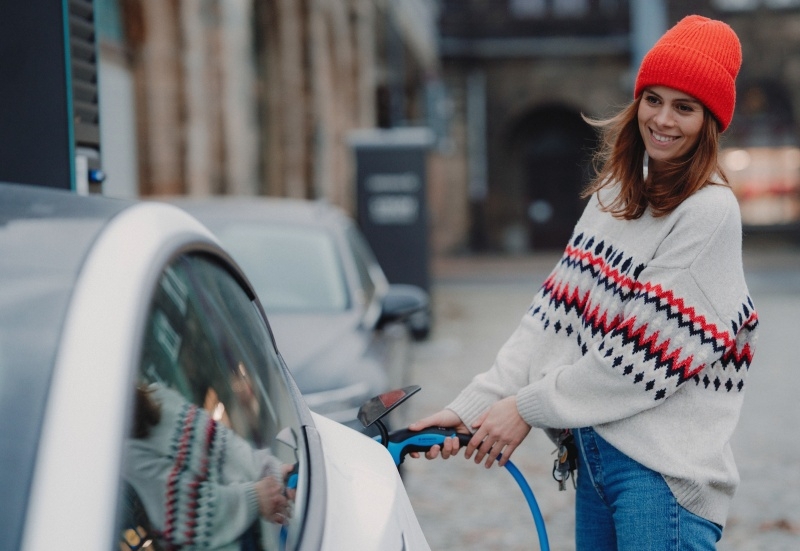 В 2025 году электромобили впервые обогнали по продажам автомобили с ДВС в Европе