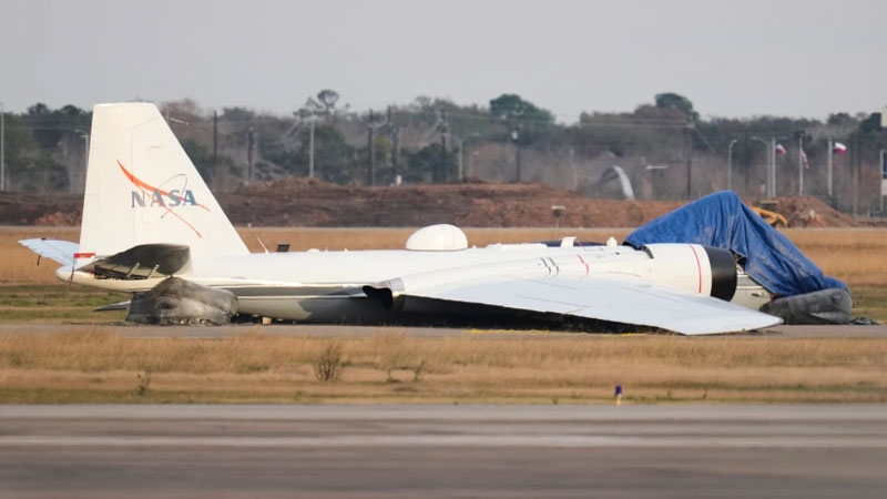 Видео: самолёт-лаборатория NASA аварийно сел &laquo;на брюхо&raquo; &mdash; с искрами и пламенем, но без жертв
