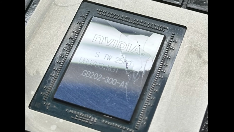 GPU видеокарты за $5090 буквально лопнул от экстремального разгона&nbsp;&mdash; MSI RTX 5090 Lightning Z не пережила эксперимент