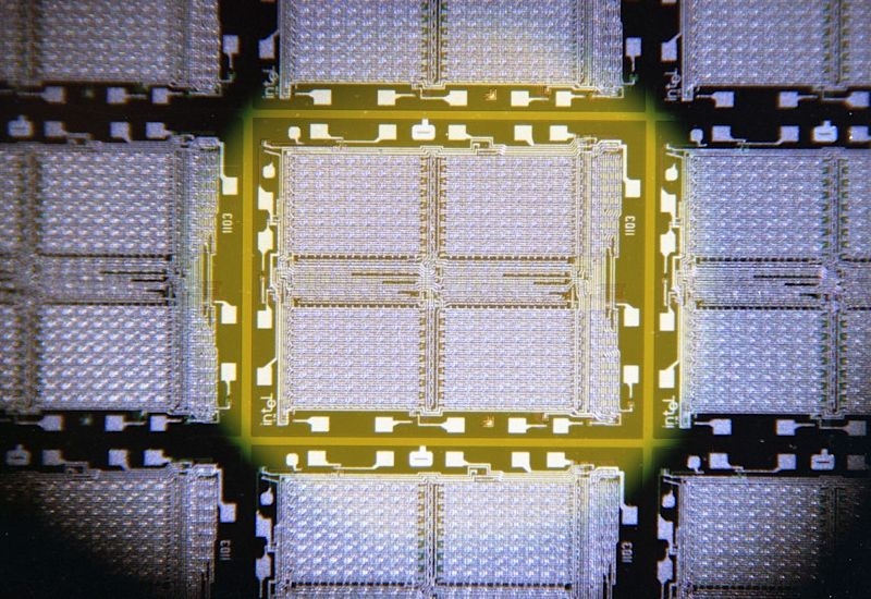 Intel при поддержке SoftBank готова начать выпуск альтернативы памяти HBM к 2029 году